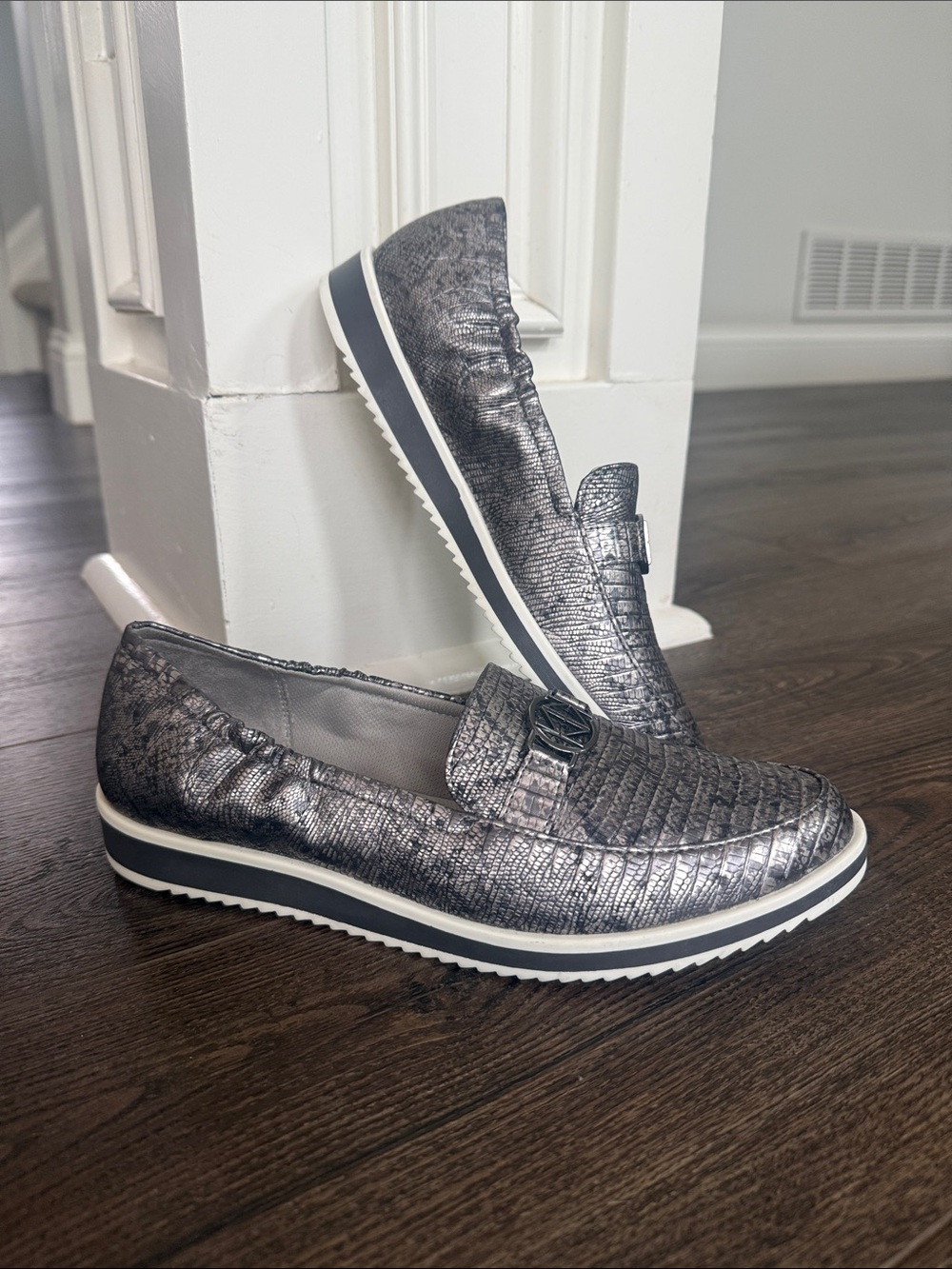 Naturalizer NWOT Metallic Silver Croc-Texture Slip-Ons 8 - Picture 1 of 9